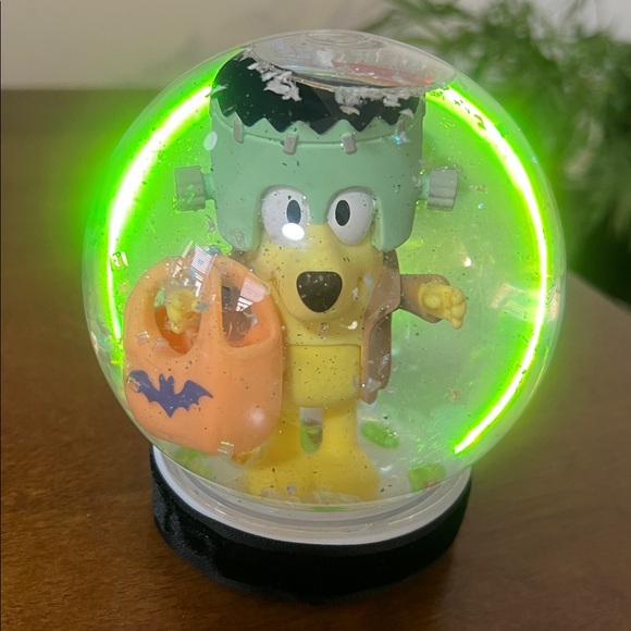 Monster Lucky Booey Snow Globe - Picture 11 of 14